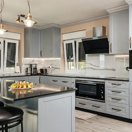 Seaside Luxury With Jacuzzi And Sea View, Omis