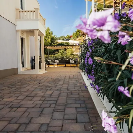 Seaside Luxury With Jacuzzi And Sea View, Omis Stanici